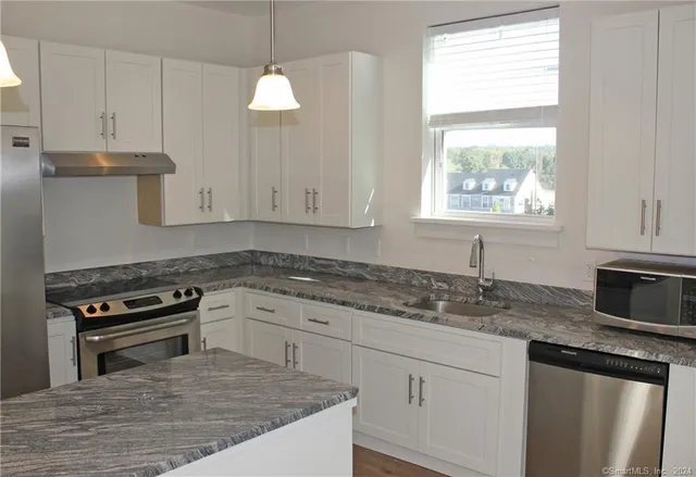 $2,795 | 398 Federal Road, Unit 310, Brookfield, CT 06804