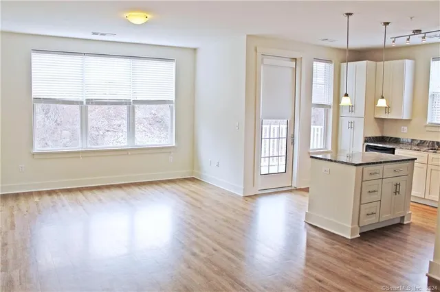 $2,795 | 398 Federal Road, Unit 310, Brookfield, CT 06804