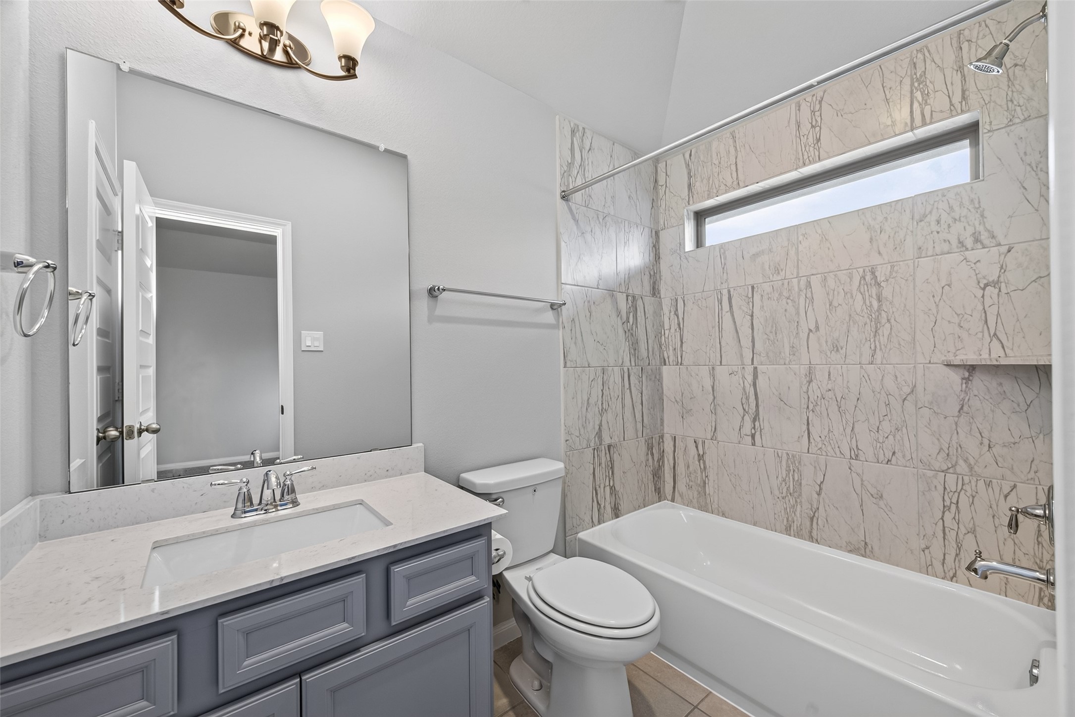 17323 Grand Canyon Road Conroe, TX 77302 - Photo 35 of 40 Full ensuite bath for bedroom 5.