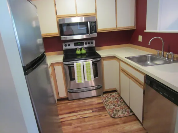 $2,550 | 12 Saratoga Court, Unit 12, Bedford, NH 03110