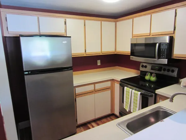 $2,550 | 12 Saratoga Court, Unit 12, Bedford, NH 03110
