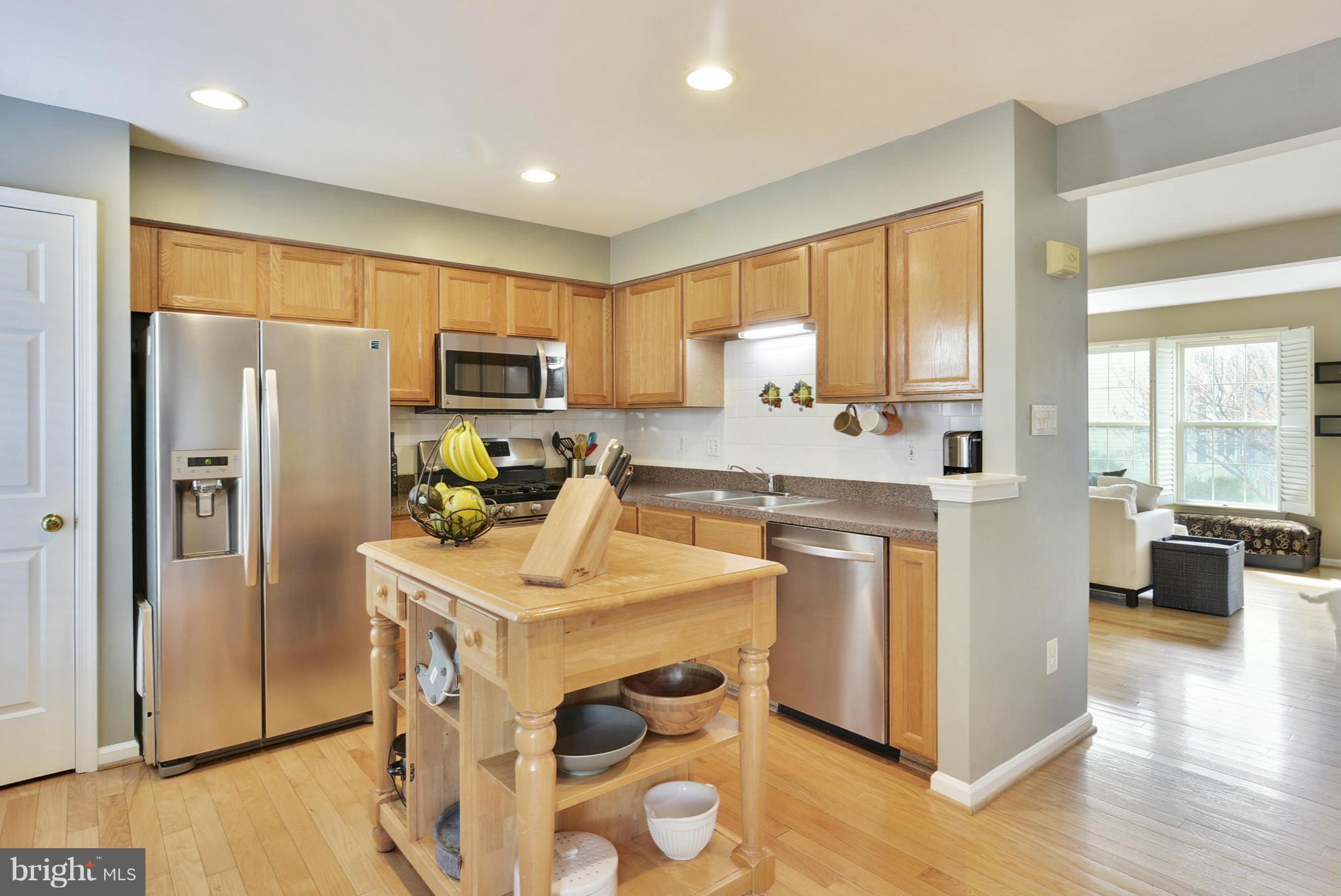 6374 Trips Way Springfield, VA 22150 - Photo 12 of 30 Kitchen