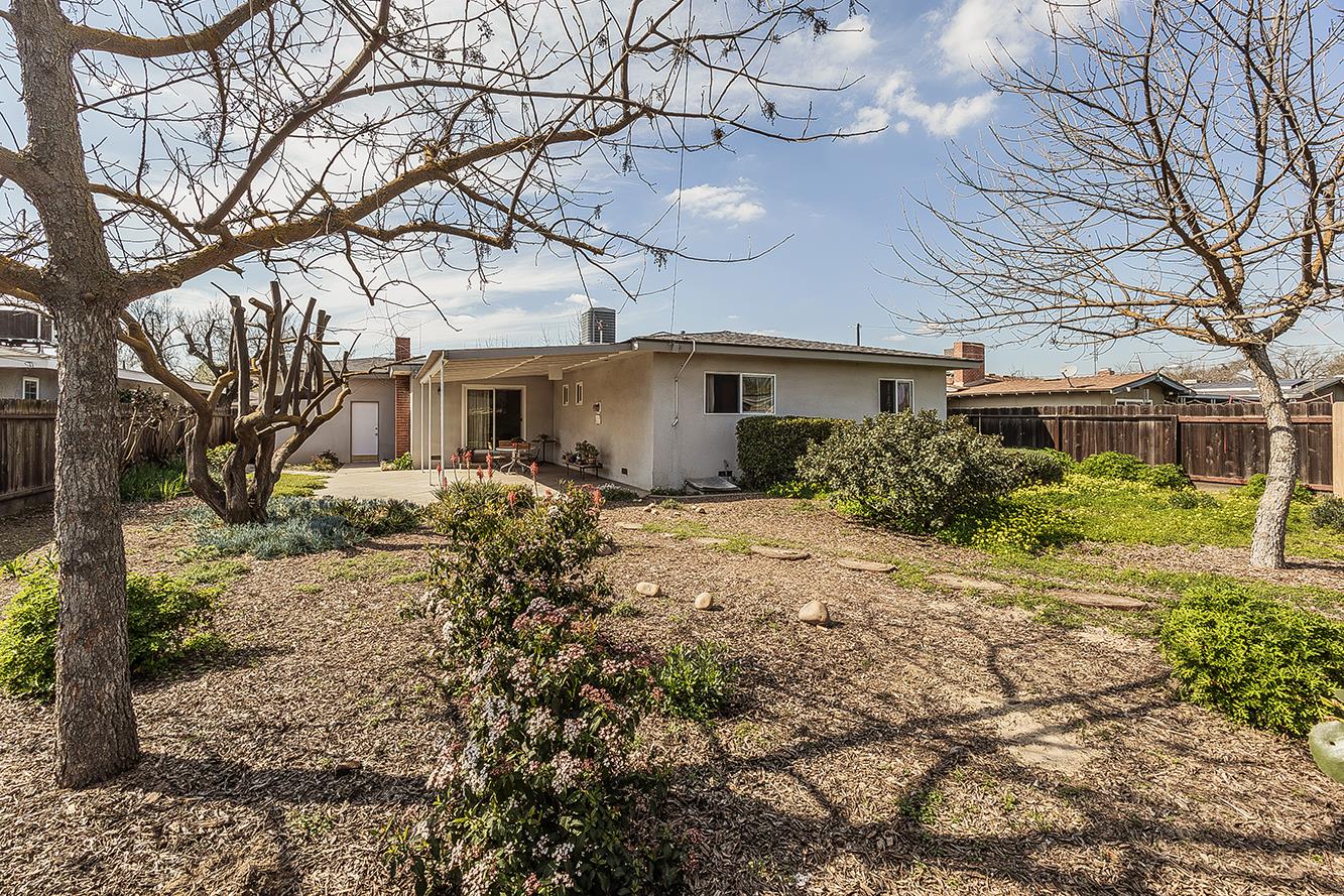 1416 South Church Avenue Reedley, CA 93654 - Photo 21 of 41 a front view of a house with garden