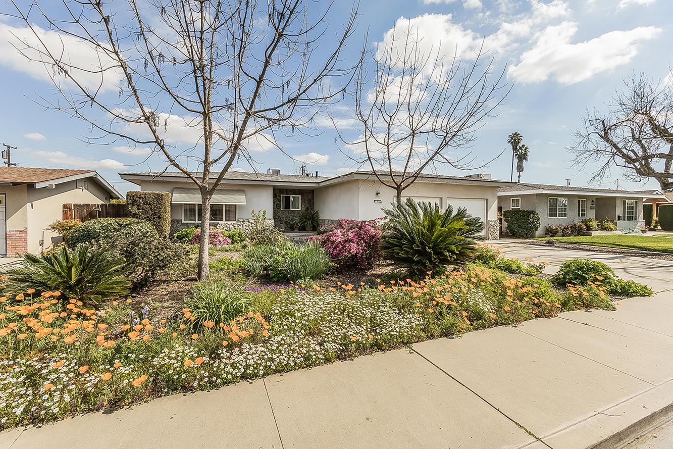 1416 South Church Avenue Reedley, CA 93654 - Photo 5 of 41 a front view of a house with garden
