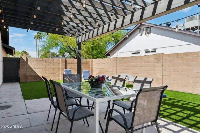 a view of a house with a backyard