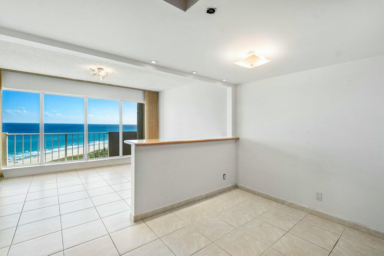 4001 North Ocean Boulevard, Unit 1503 Boca Raton, FL 33431 - Photo 17 of 46 en empty room with windows