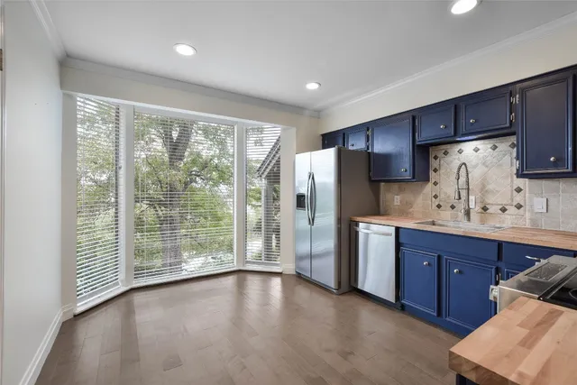 $2,000 | 195 World Of Tennis Square, Lakeway, TX 78738