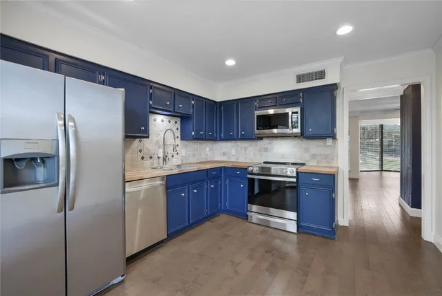 $2,000 | 195 World Of Tennis Square, Lakeway, TX 78738