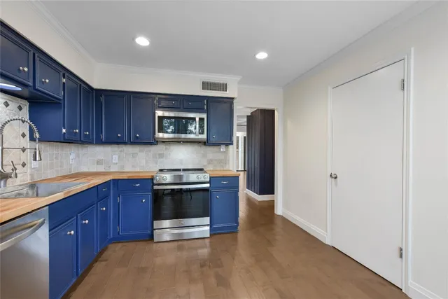 $2,000 | 195 World Of Tennis Square, Lakeway, TX 78738