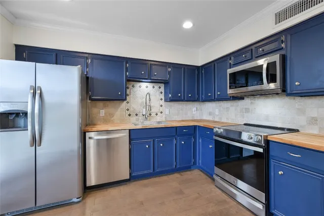 $2,000 | 195 World Of Tennis Square, Lakeway, TX 78738