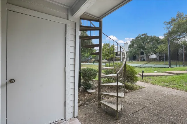 $2,000 | 195 World Of Tennis Square, Lakeway, TX 78738