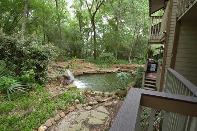 a view of yard with green space
