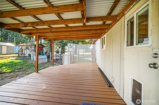 a view of a backyard