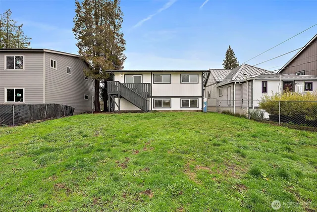 a view of a house with a yard