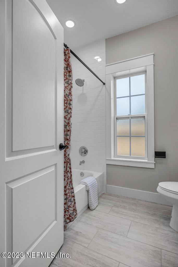 1281 Glen Laura Road Jacksonville, FL 32205 - Photo 28 of 33 a bathroom with a toilet a sink and bath tub