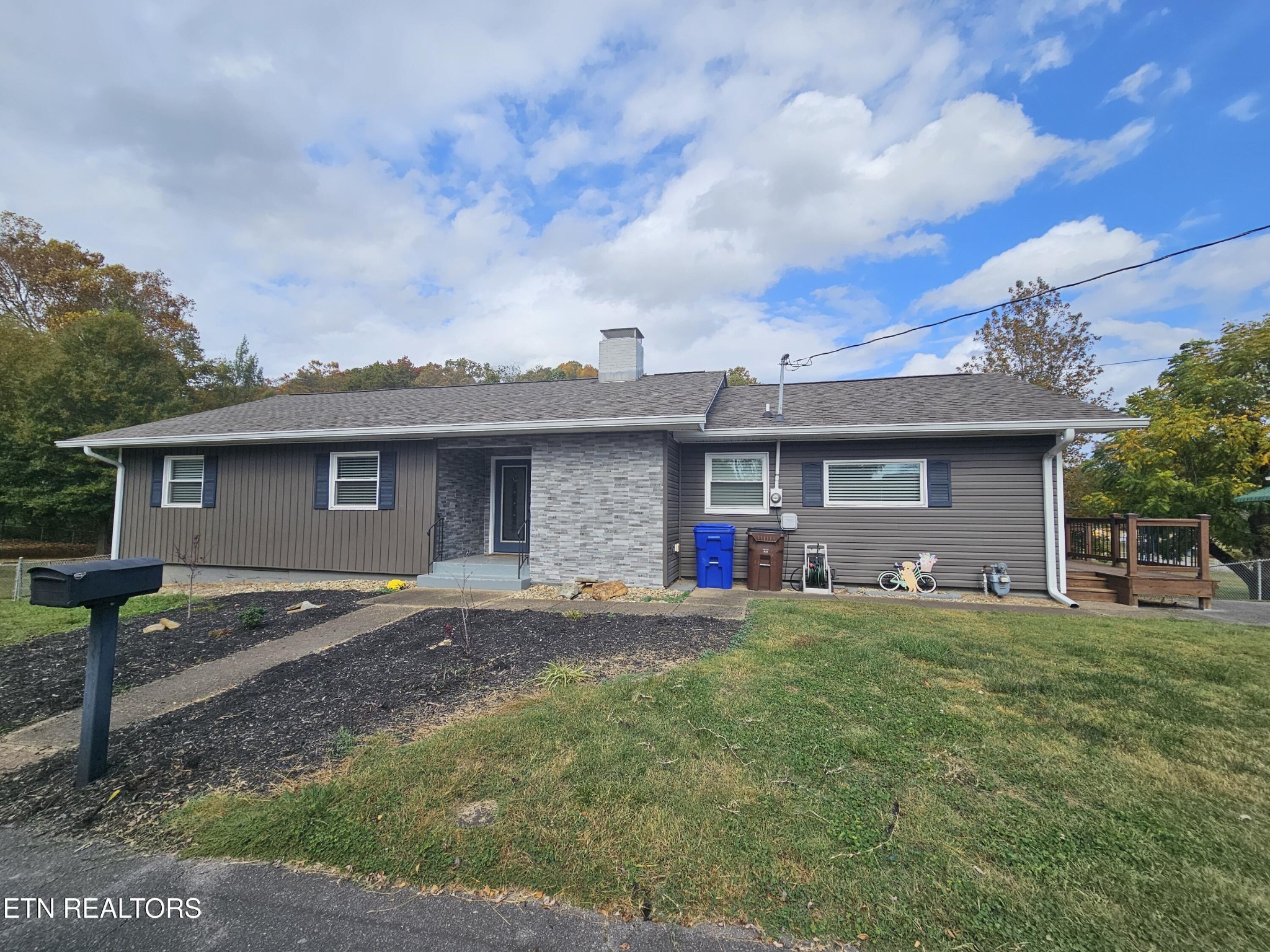104 Thayer Lane Oak Ridge, TN 37830 - Photo 2 of 38