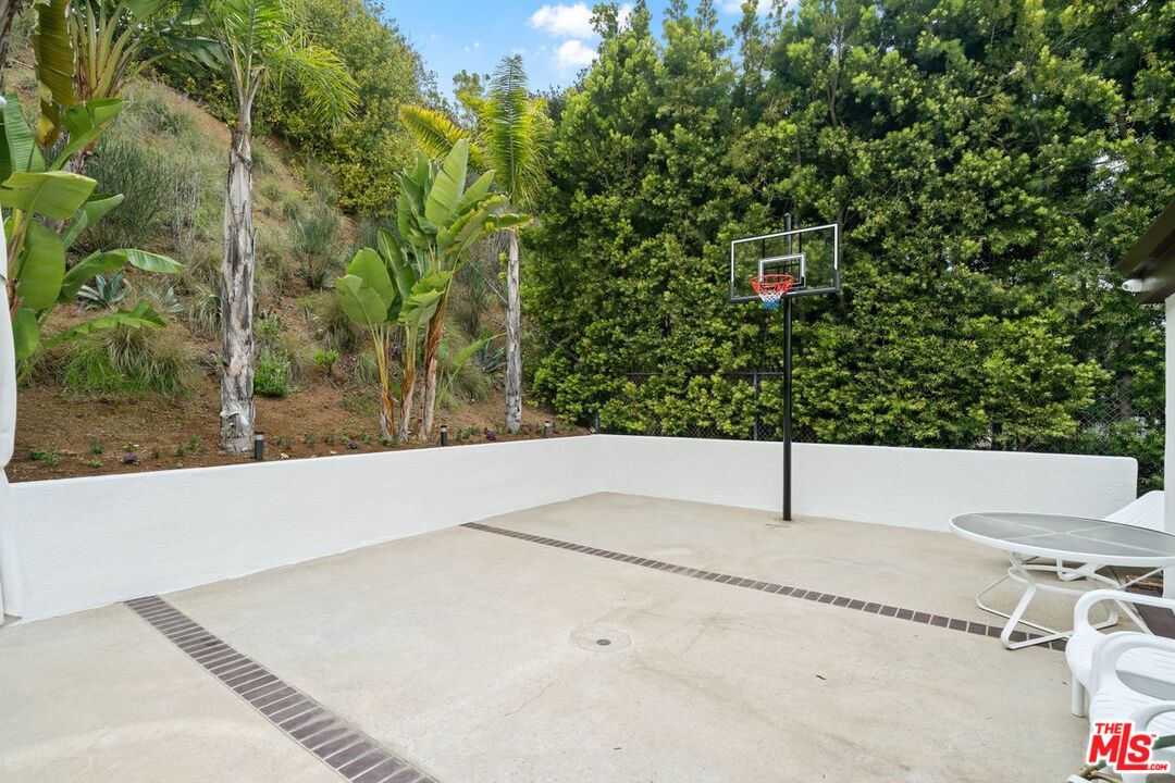 3135 Chandelle Road Los Angeles, CA 90046 - Photo 26 of 29 a view of a outdoor space