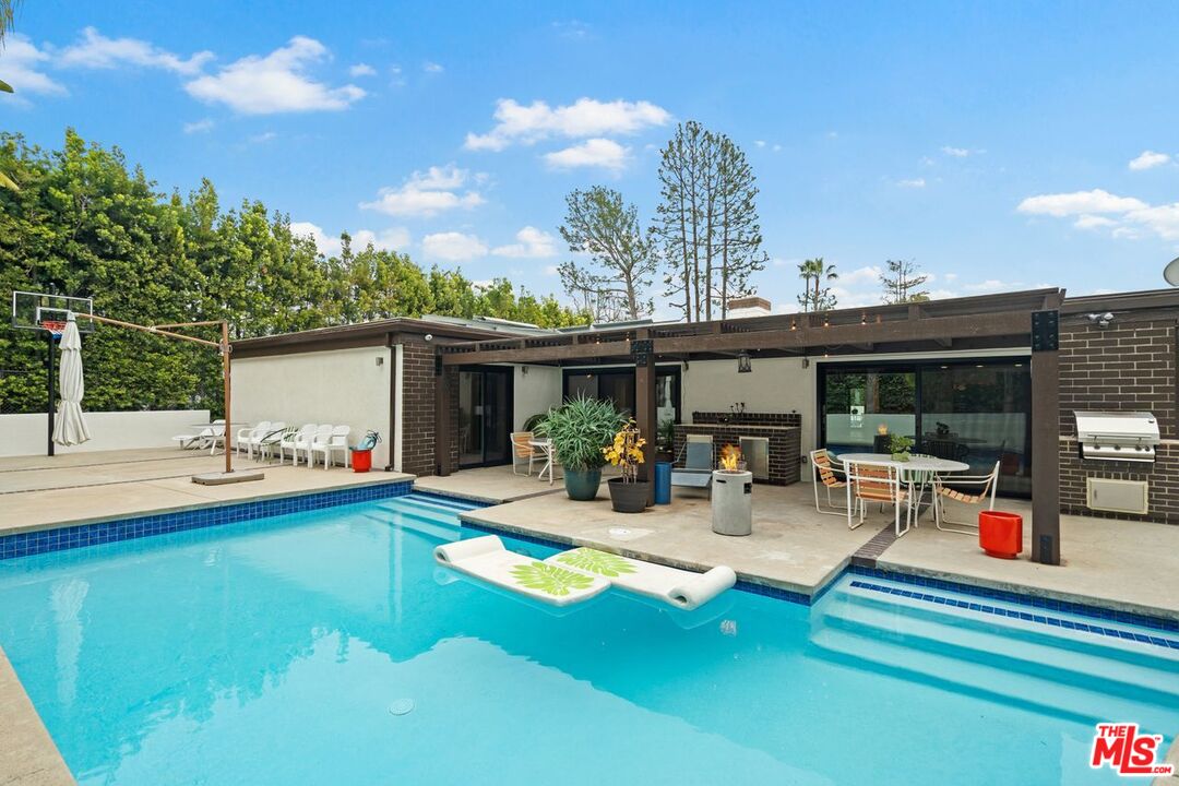 3135 Chandelle Road Los Angeles, CA 90046 - Photo 28 of 29 a view of backyard with swimming pool and seating space