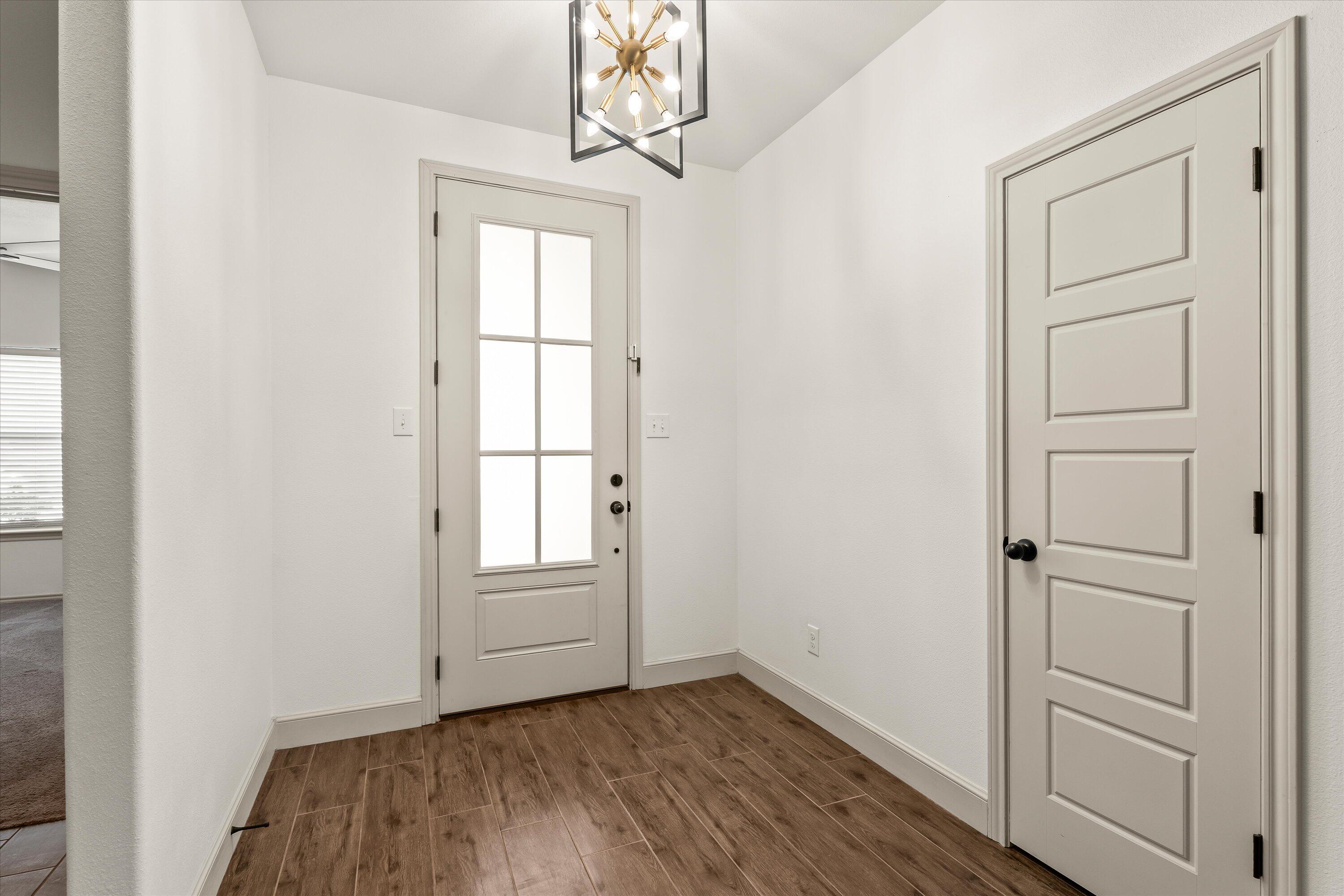 5719 116th Street Lubbock, TX 79424 - Photo 3 of 31 an empty room with windows and closet