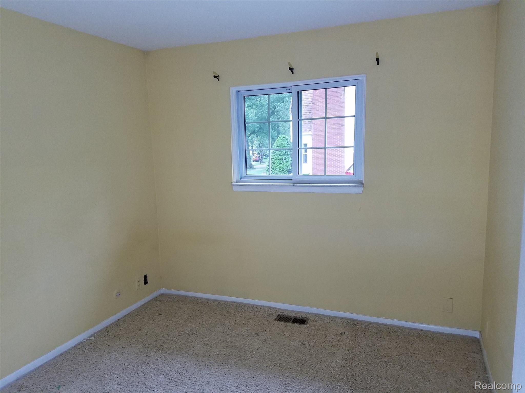 330 Exmoor Road Waterford, MI 48328 - Photo 7 of 12 Bedroom 2 photo 11.jpg