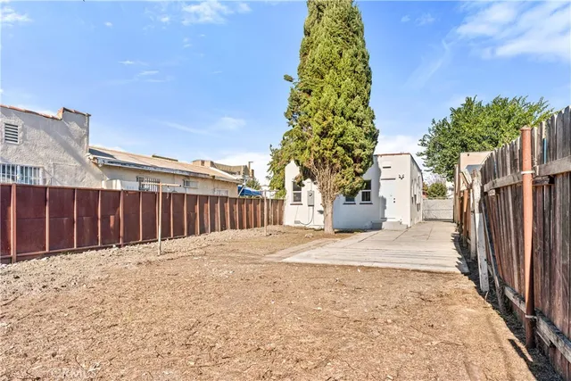 a view of a backyard