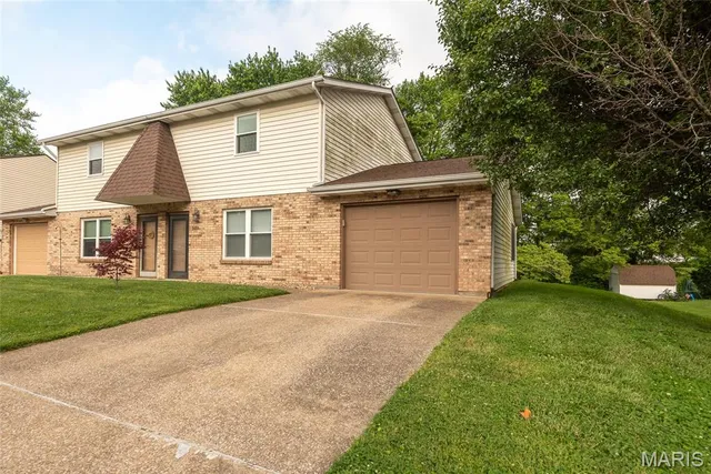 $175,000 | 518 Bargraves Boulevard, Unit B, Troy, IL 62294