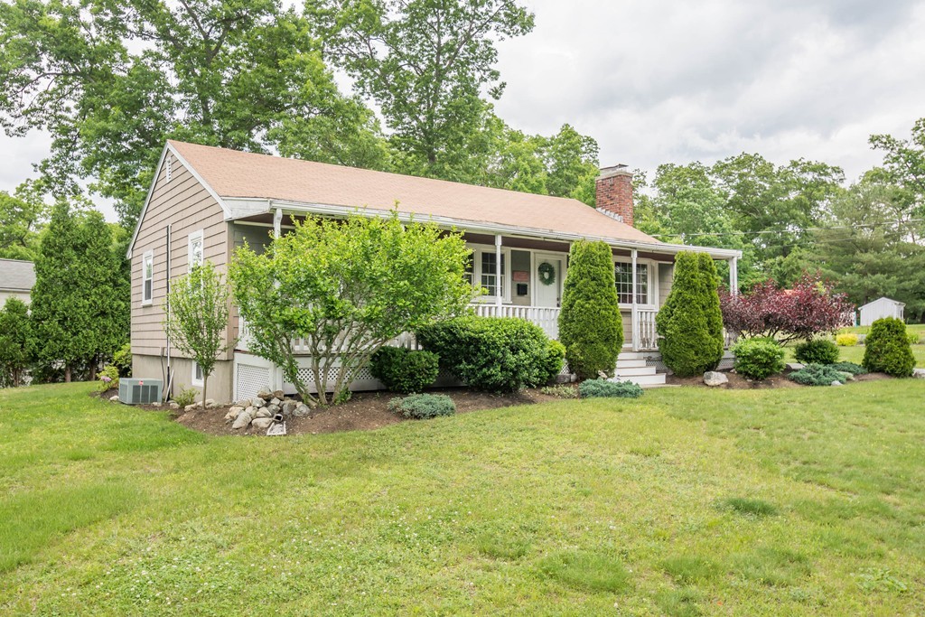 31 Selfridge Road Reading, MA 01867 - Photo 3 of 23 Gallery Image 3