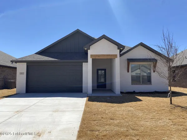 $2,300 | 813 North 3rd Street, Wolfforth, TX 79382
