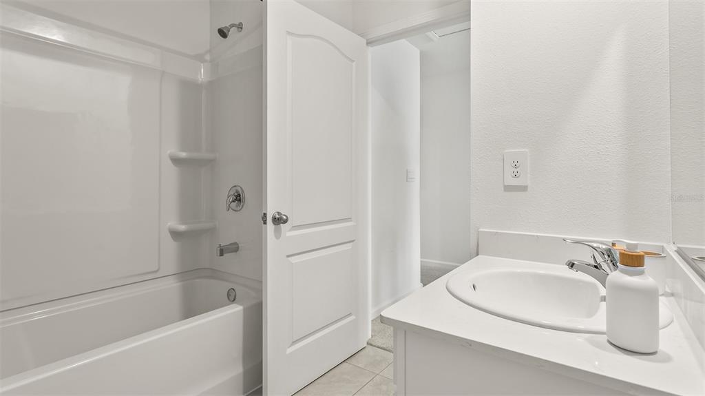 292 Palmetto Rdg Road St. Augustine, FL 32095 - Photo 19 of 37 a bathroom with a sink and a bathtub