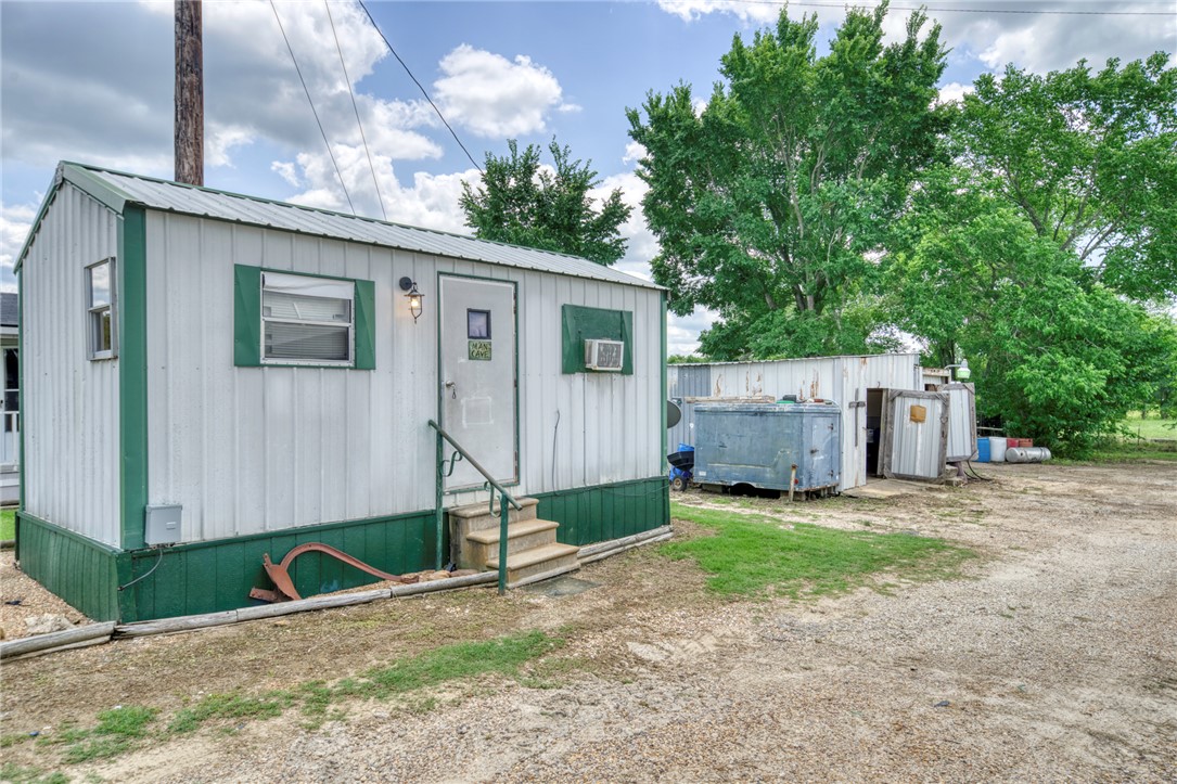 1681 Union Road Madisonville, TX 77864 - Photo 37 of 50 a backyard of a house
