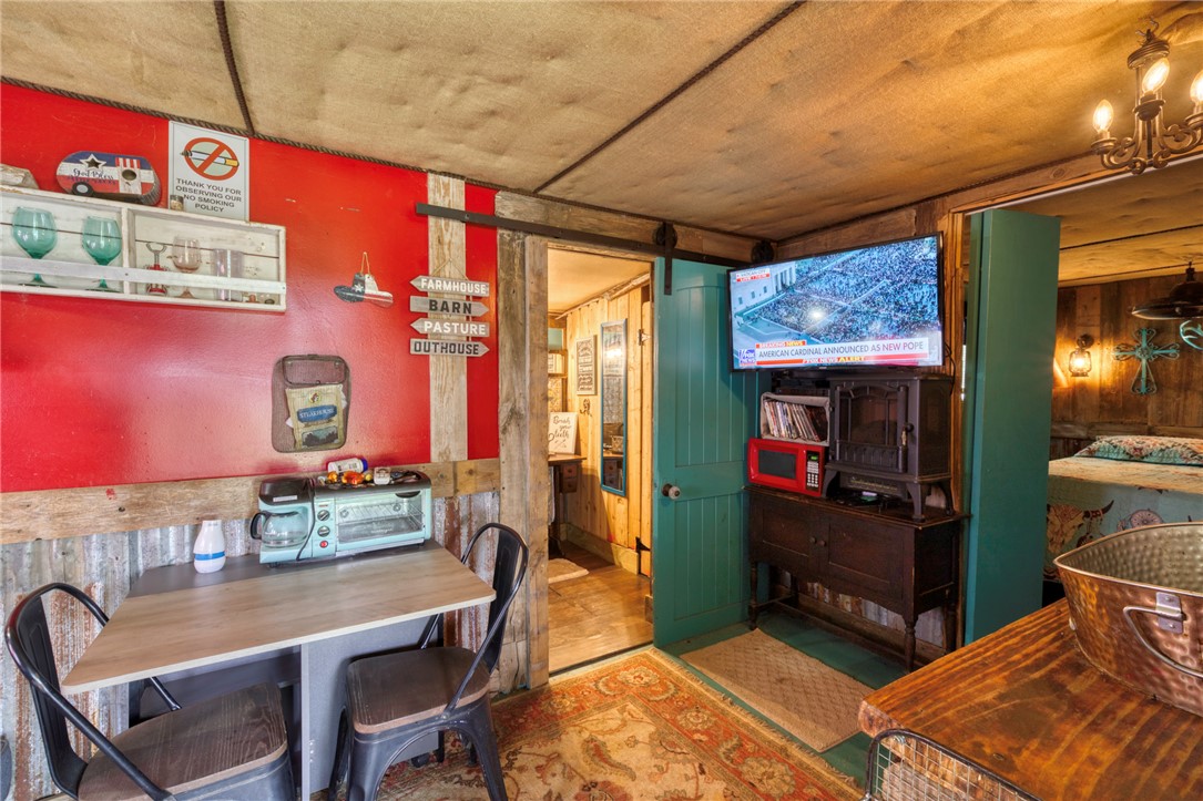 1681 Union Road Madisonville, TX 77864 - Photo 41 of 50 a workspace with furniture