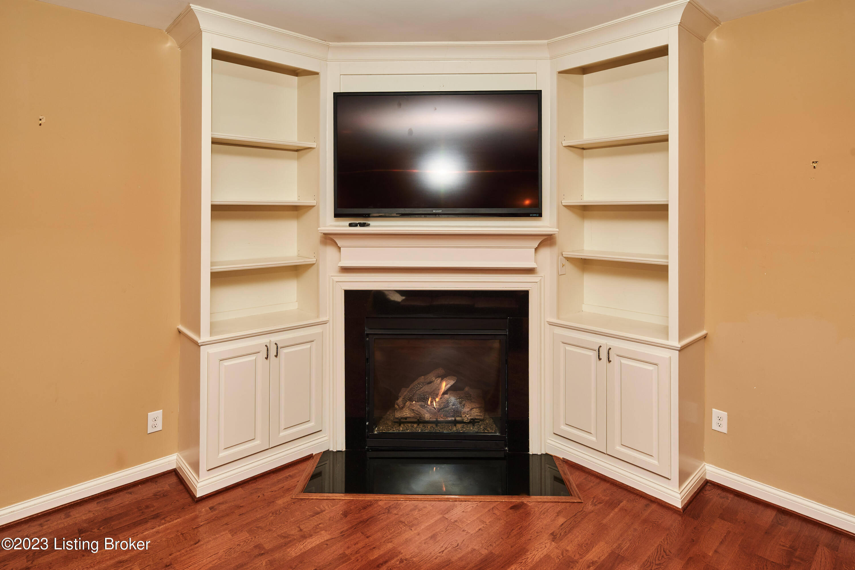 10707 Riva Road Louisville, KY 40223 - Photo 28 of 34 Built-ins 10707 Riva Rd