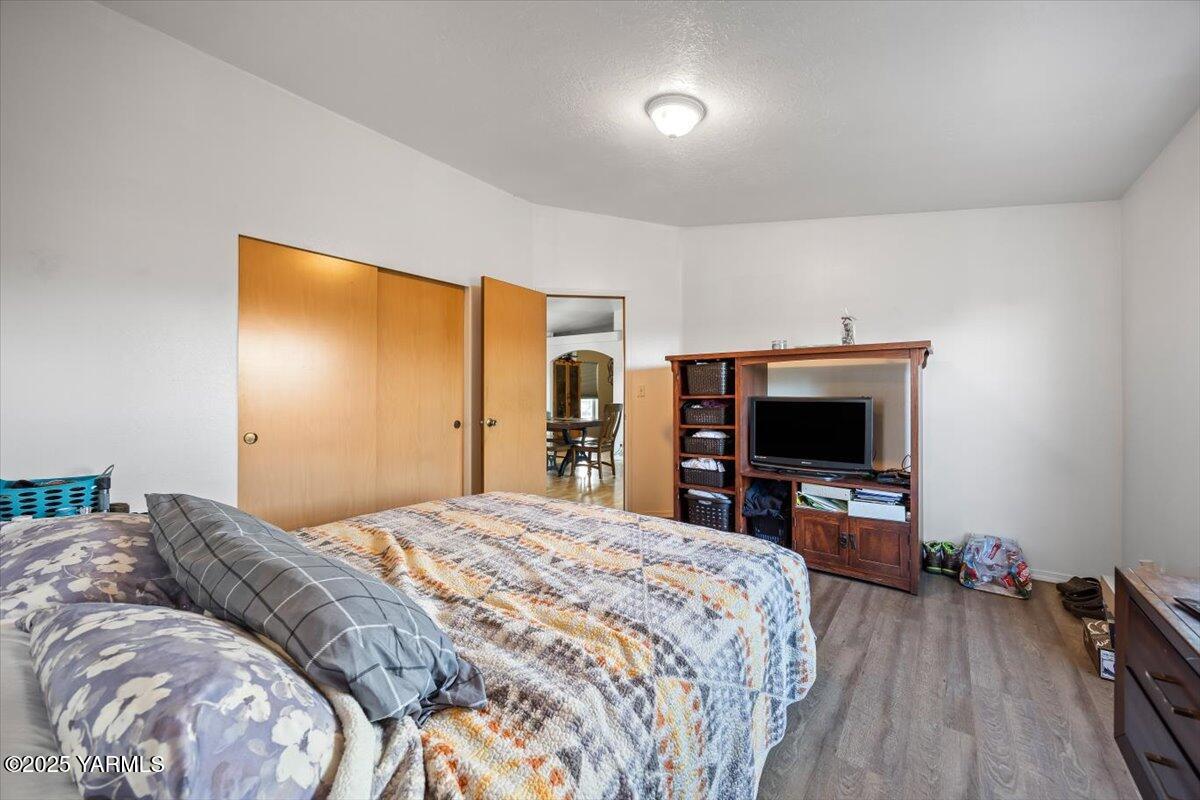 183 Puterbaugh Road Grandview, WA 98930 - Photo 14 of 36 a bedroom with a bed and a flat screen tv