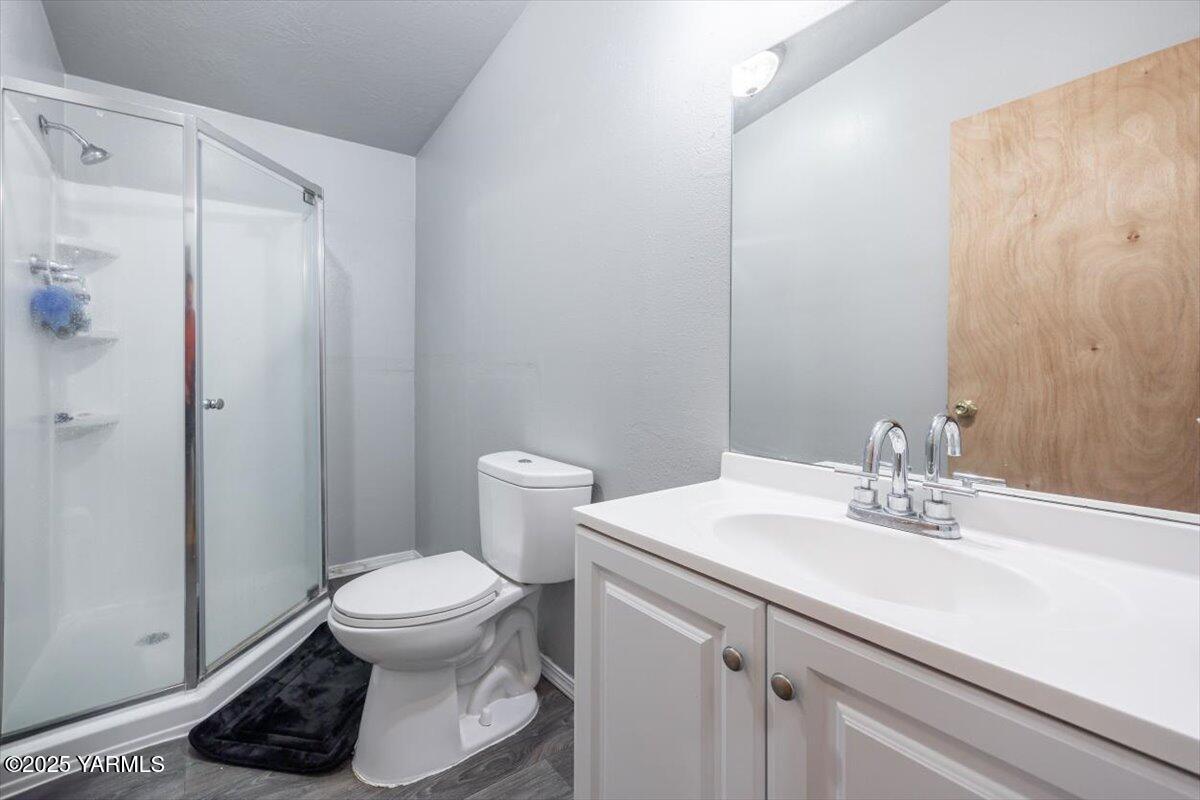 183 Puterbaugh Road Grandview, WA 98930 - Photo 21 of 36 a bathroom with a sink toilet and a mirror