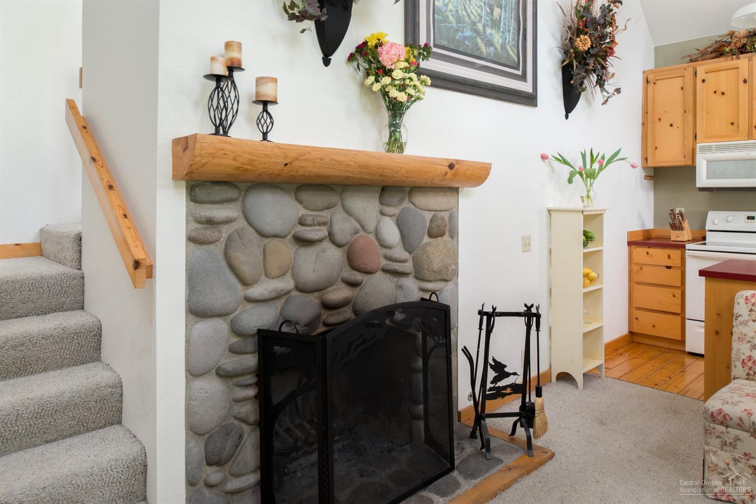 18 Circle 4 Ranch Circle Sunriver, OR 97707 - Photo 7 of 13 a view of entryway with furniture