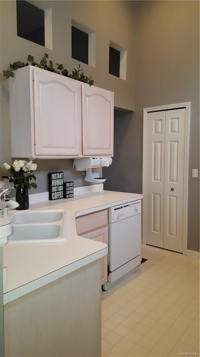 441 Lilly View Court, Unit 67 Howell, MI 48843 - Photo 5 of 15 20160214_165931.jpg