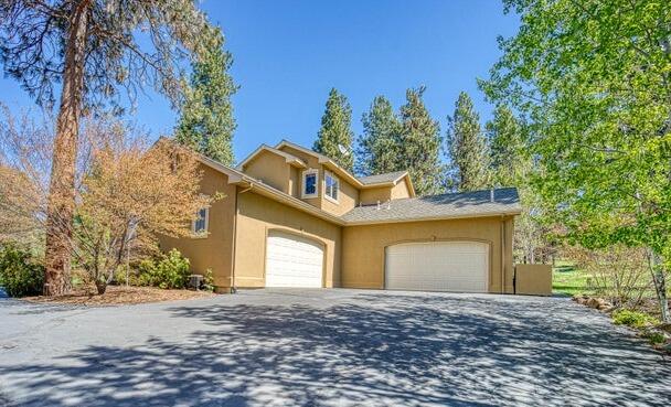 11629 Merganser Road Klamath Falls, OR 97601 - Photo 3 of 50 a front view of a house with a yard and garage