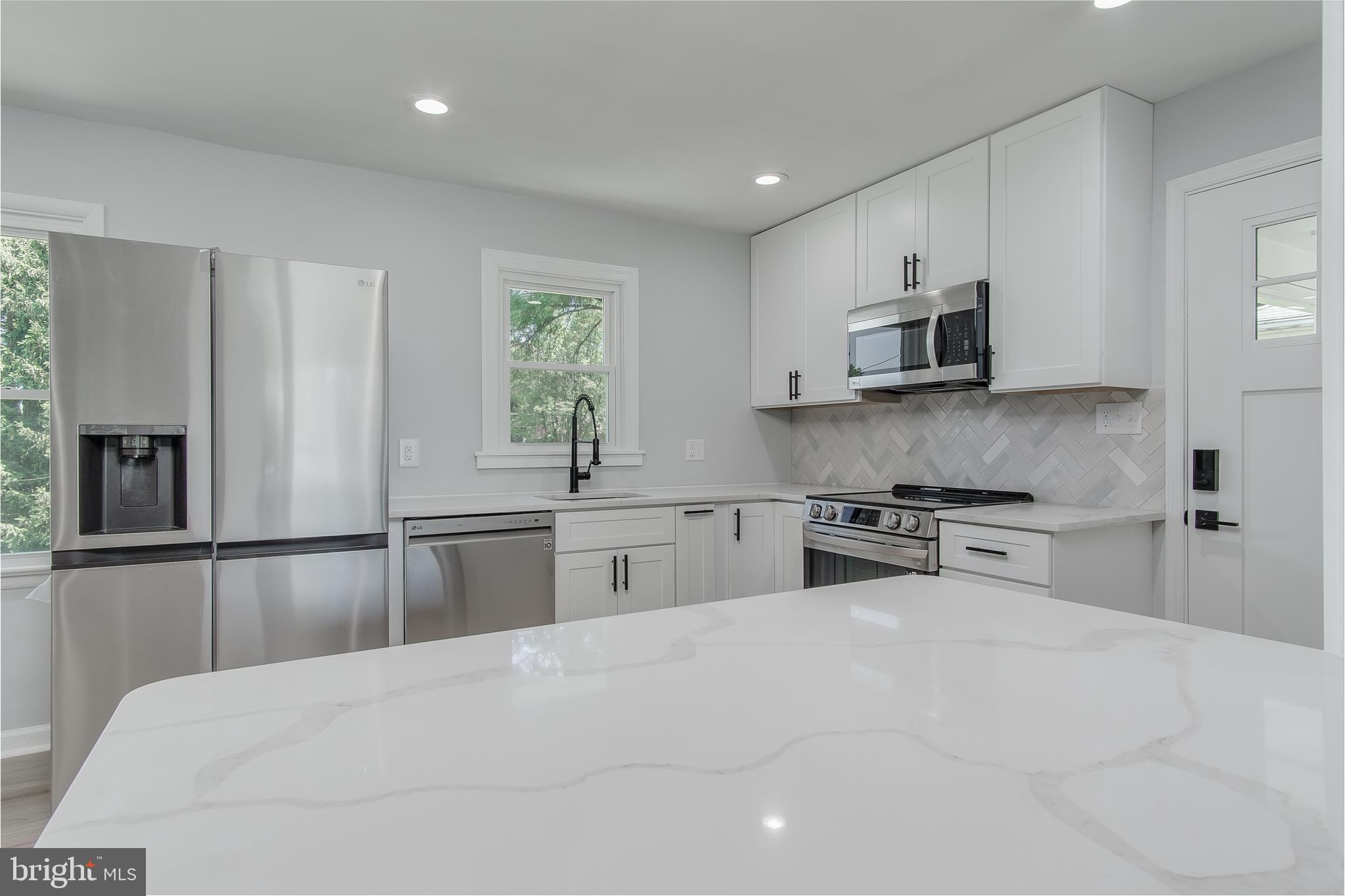 17930 Pin Oak Road Hagerstown, MD 21740 - Photo 23 of 57 Bar/island looking to kitchen