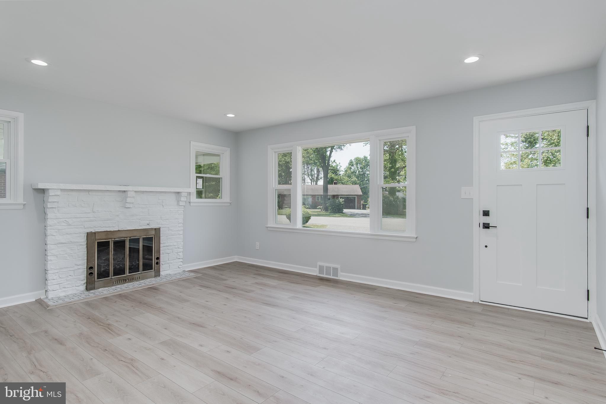 17930 Pin Oak Road Hagerstown, MD 21740 - Photo 33 of 57 Lg living room with fireplace