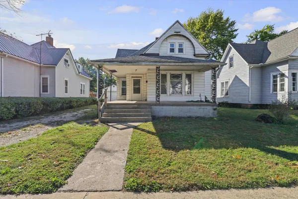 $90,000 | 10 North Oak Street, Villa Grove, IL 61956