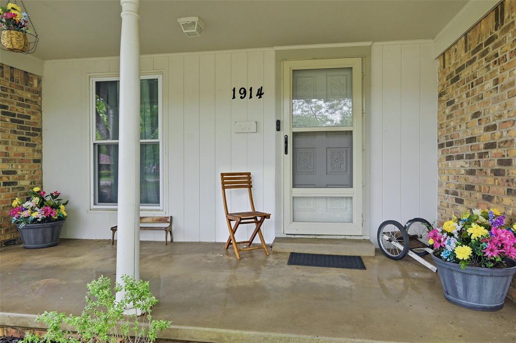 1914 Laurel Road Gainesville, TX 76240 - Photo 5 of 34 Front Porch