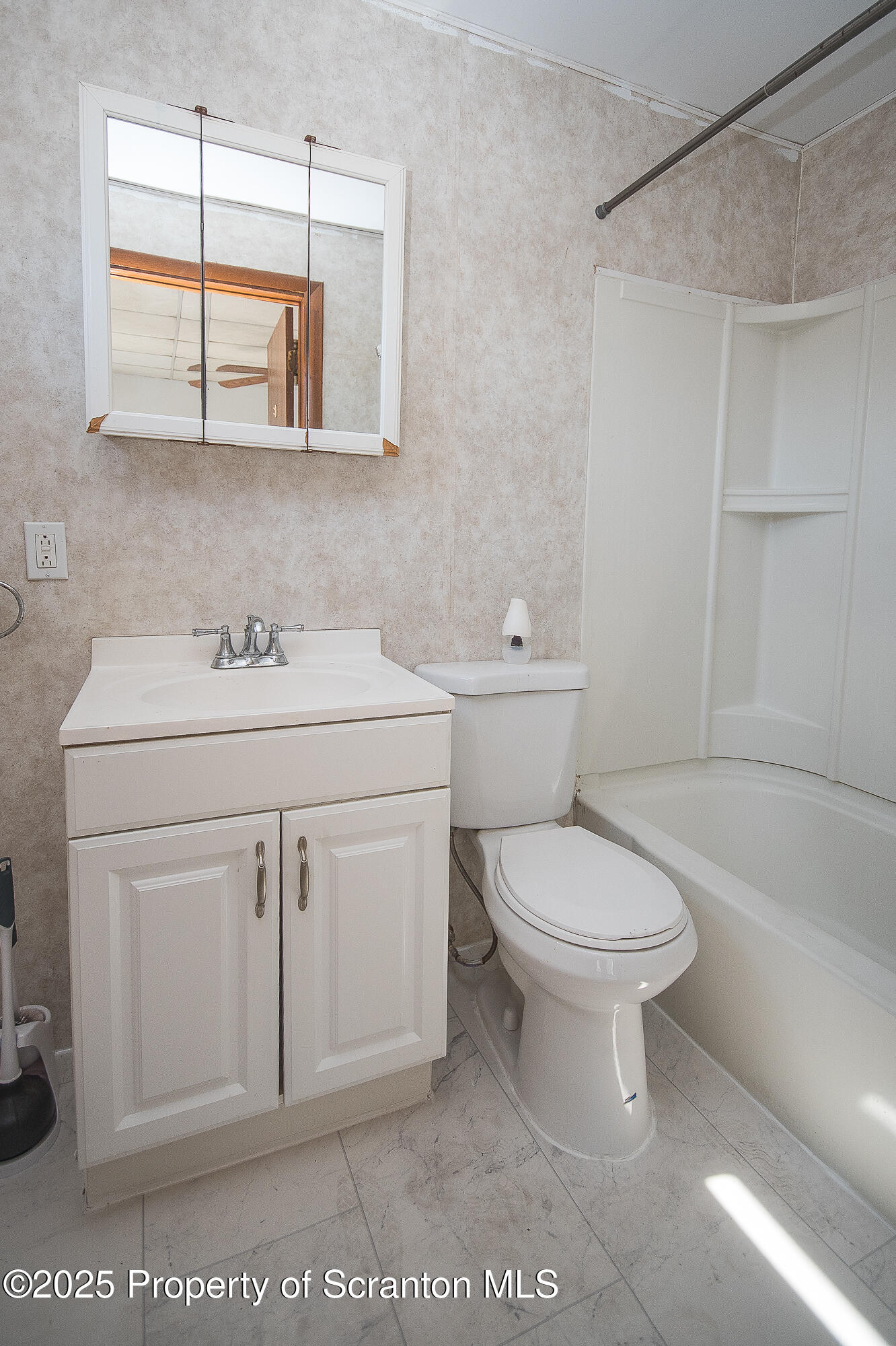 329 Prescott Avenue Scranton, PA 18510 - Photo 17 of 41 Full Bathroom