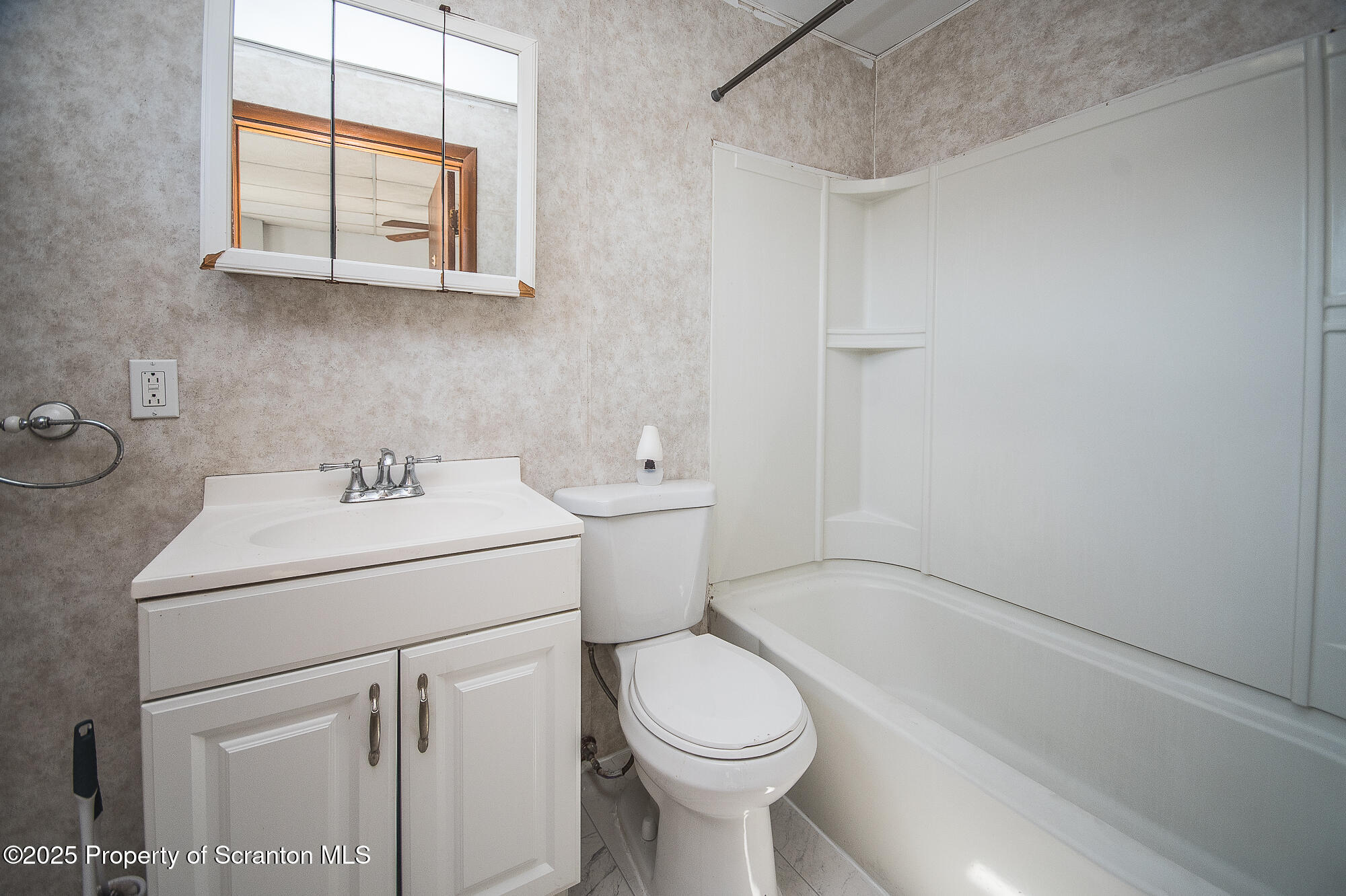 329 Prescott Avenue Scranton, PA 18510 - Photo 18 of 41 Full Bathroom