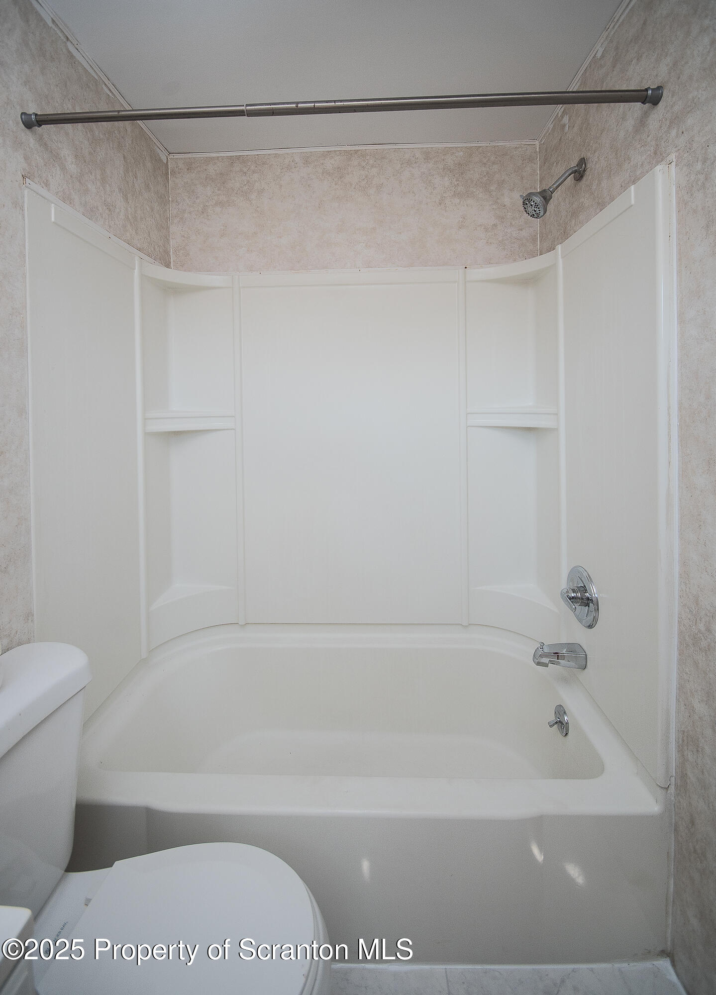 329 Prescott Avenue Scranton, PA 18510 - Photo 19 of 41 Full Bathroom