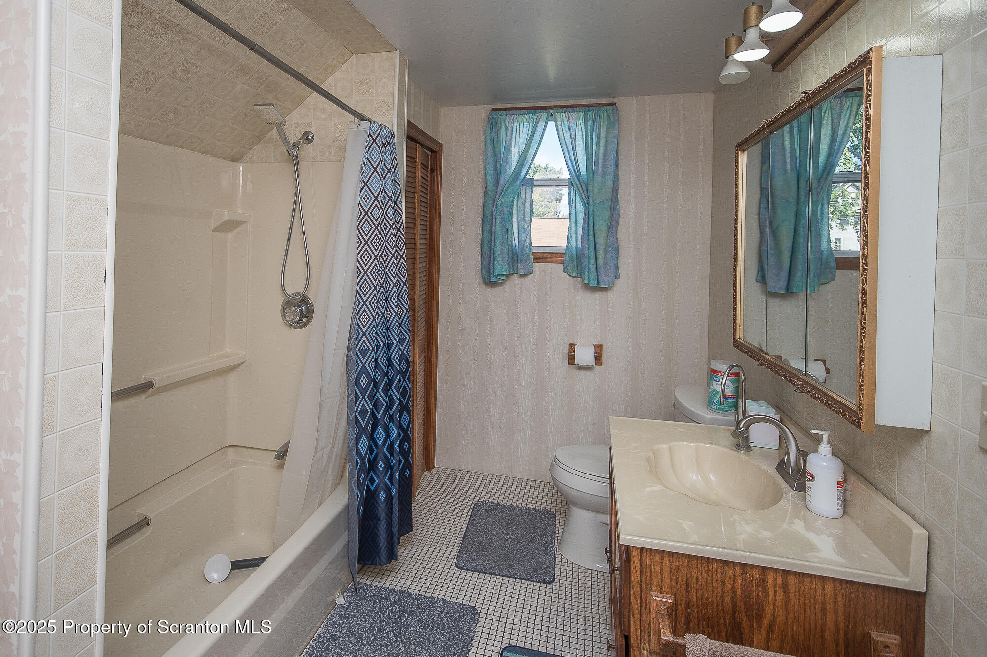 329 Prescott Avenue Scranton, PA 18510 - Photo 36 of 41 Full Bathroom