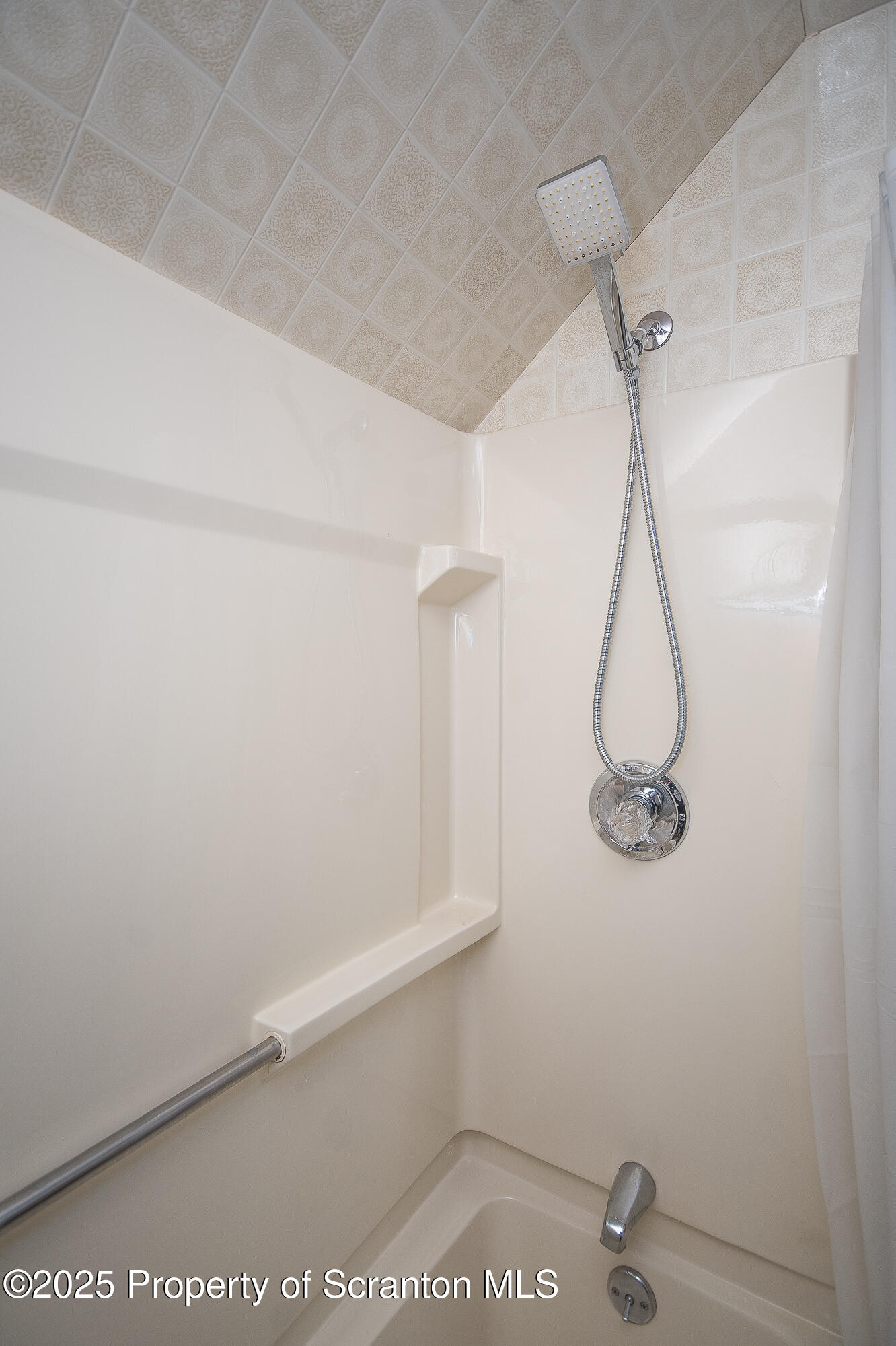 329 Prescott Avenue Scranton, PA 18510 - Photo 37 of 41 Full Bathroom