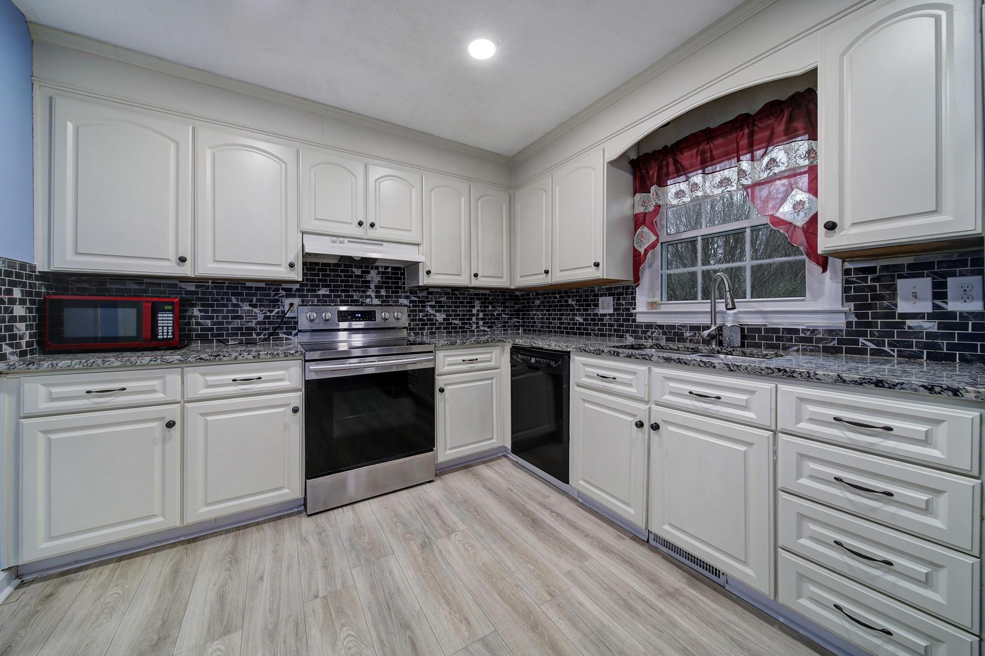 8521 Sunflower Road Charlotte, NC 28227 - Photo 4 of 36 Gallery Image 4