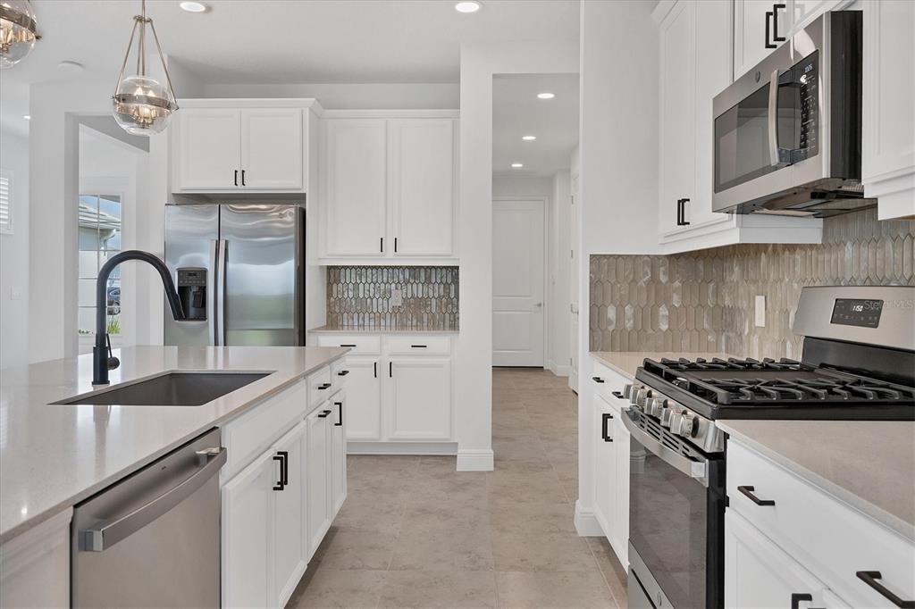8177 Sternway Road Sarasota, FL 34240 - Photo 12 of 61 Gallery Image 12