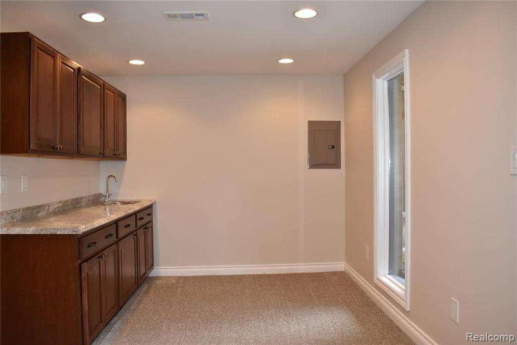 31035 Carriage Hill Road Farmington Hills, MI 48331 - Photo 15 of 32