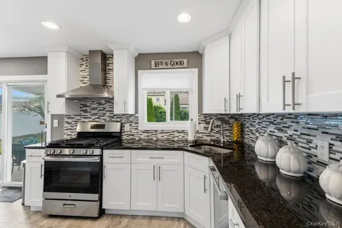 $725,000 | 282 West 22nd Street, Deer Park, NY 11729